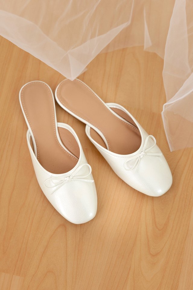AMELINA PATENT BOW MULES CREAM