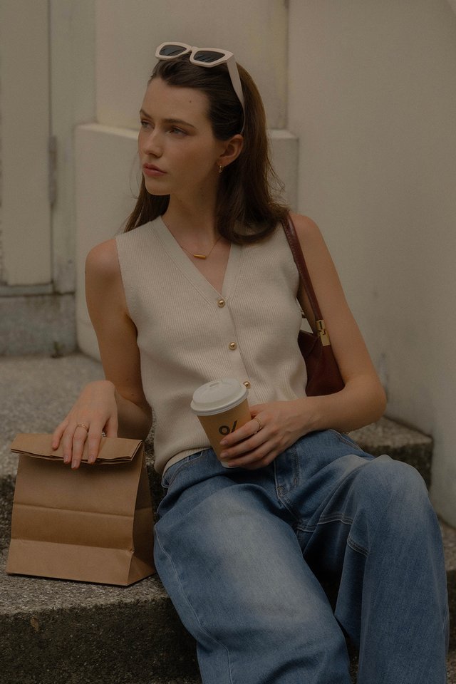 (PREORDER) KASSI KNIT BOXY VEST TOP COCONUT