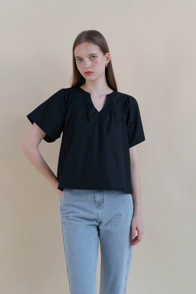 DIA FLUTTER SLEEVE TOP BLACK