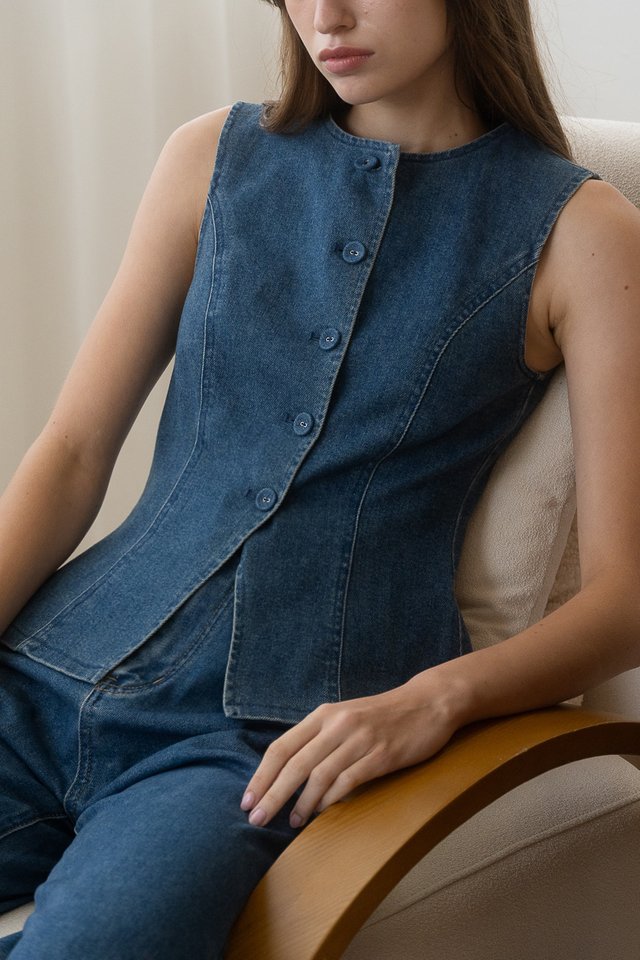 HAYDEN DENIM VEST TOP MIDWASH