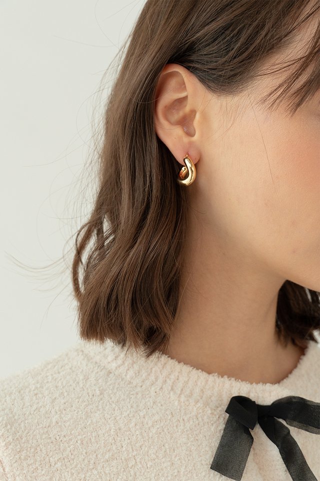 GOLD CURVY EARRINGS