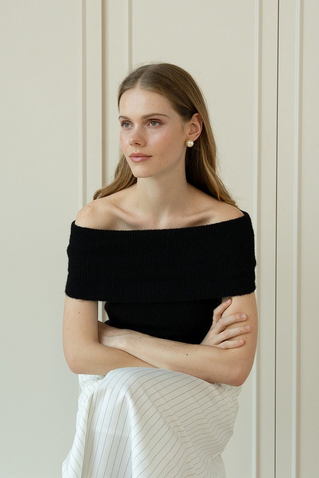 OFF SHOULDER WOOL TOP BLACK