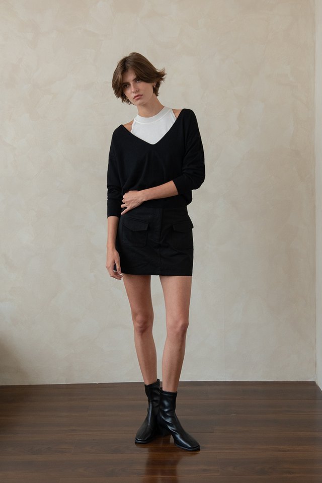 FINE KNIT V-NECK SWEATER BLACK