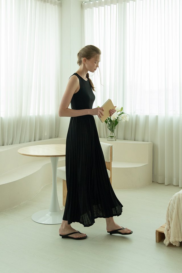 (PREORDER) PLEATED PANELLED DRESS BLACK