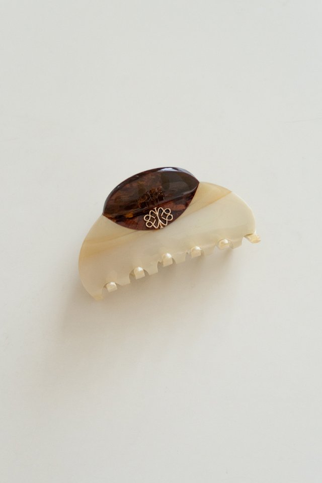 TWO-TONE HAIR CLAW VANILA