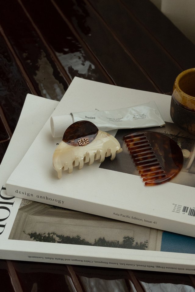 TWO-TONE HAIR CLAW VANILA